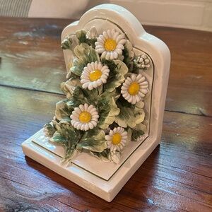 Floral Ceramic Bookend - White and Green Daisy